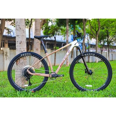 Bicicleta de montanha de 29 polegadas para homens com cadeia YBN S12S e estrutura de fibra de carbono