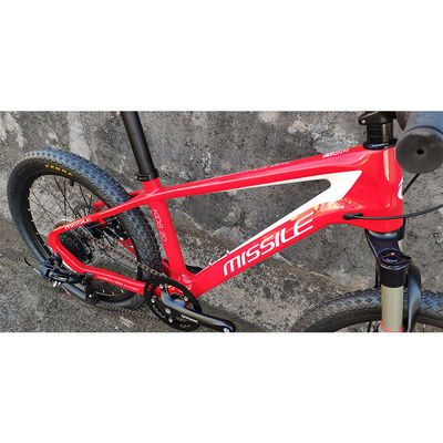 Bicicleta infantil de 20 polegadas com garfo de suspensão e estrutura de fibra de carbono pesa apenas 11 kg
