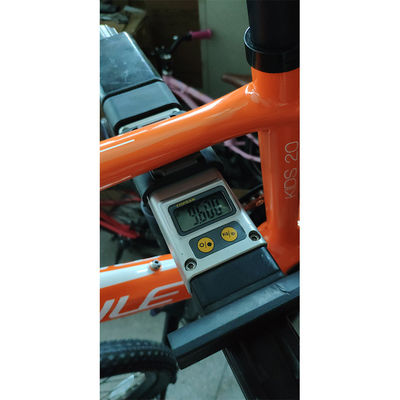 Bicicleta infantil de 20 polegadas com garfo de suspensão e estrutura de fibra de carbono pesa apenas 11 kg