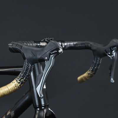 Pedal comum através do eixo 700 * 40C freio de disco hidráulico bicicleta de cascalho com cabos ocultos
