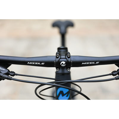 Bicicleta de montanha de carbono com garfo dianteiro de liga de magnésio