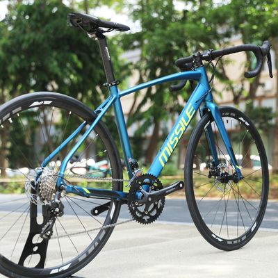 700C Bicicleta de estrada de estrutura dura de 18 velocidades Material do quadro de liga de alumínio 10,5 kg Peso