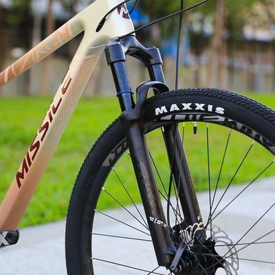 Bicicleta de montanha de 29 polegadas para homens com cadeia YBN S12S e estrutura de fibra de carbono