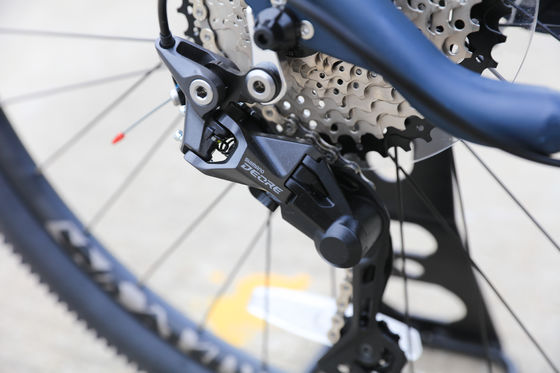 Bicicleta de montanha ajustável para adultos 13,9kg Peso da bicicleta Frente e freio de disco traseiro
