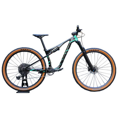 Bicicleta de montanha de cauda macia de 22 velocidades e tamanho de roda de 29 polegadas para andar em terreno de montanha