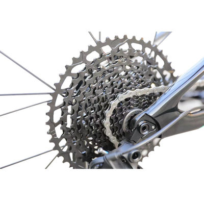 Bicicleta de montanha de cauda macia de 22 velocidades e tamanho de roda de 29 polegadas para andar em terreno de montanha