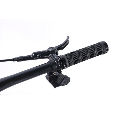 Bicicleta de montanha de fibra de carbono equipada com freio de disco hidráulico e garfo de suspensão de aço